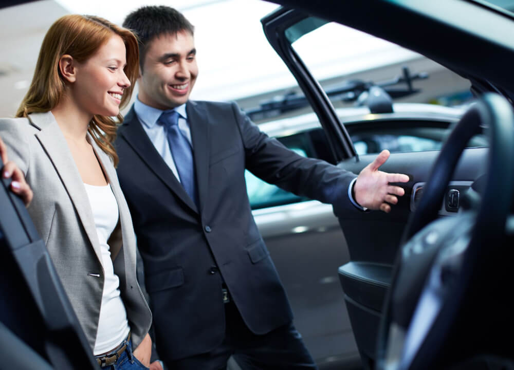 20134085_l-woman-listening-to-consultant-in-automobile-center