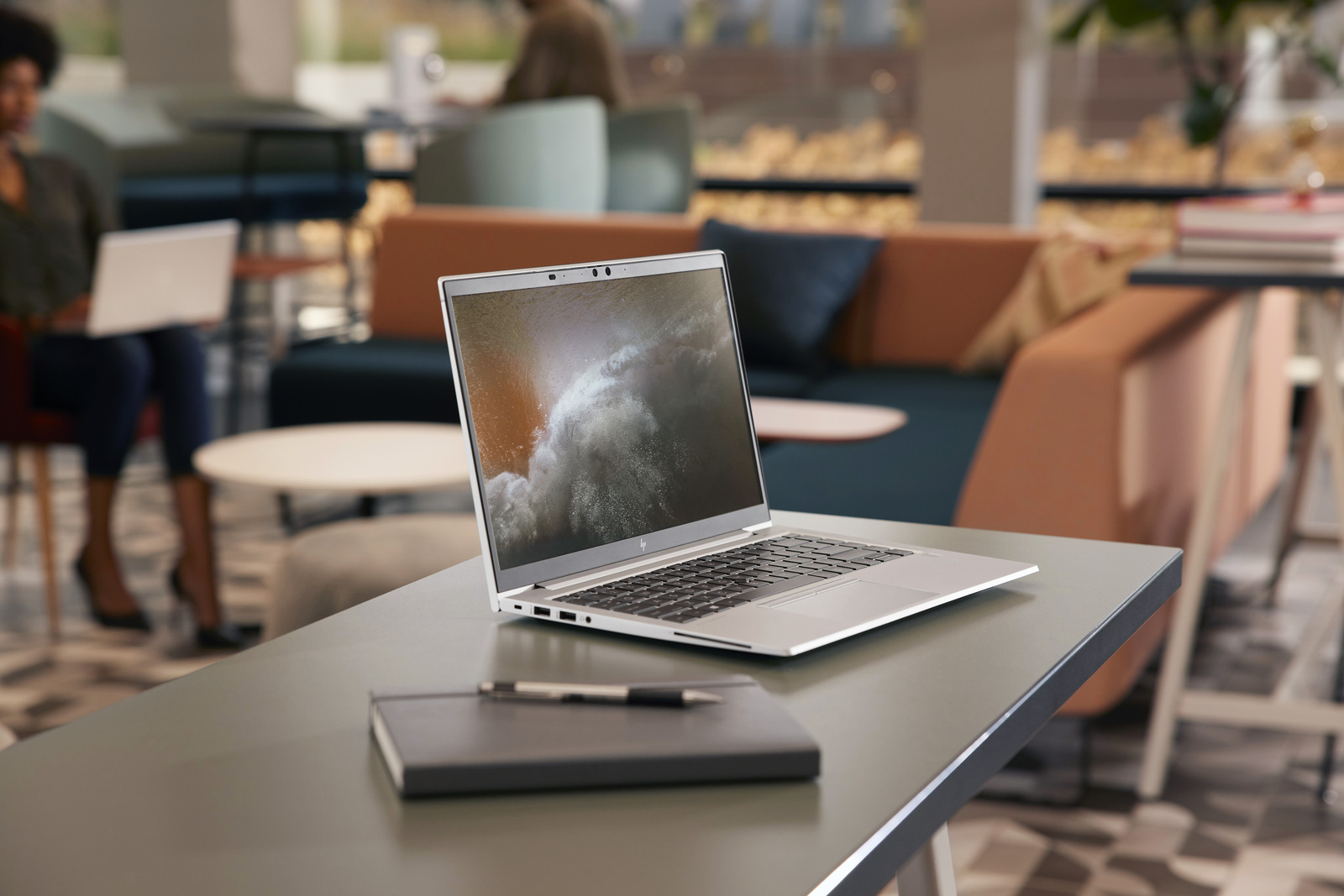 Intel_HP_EliteBook_845_G8_Laptop_PC_Lancia14_14_NaturalSilver_Lifestyle_33_0825