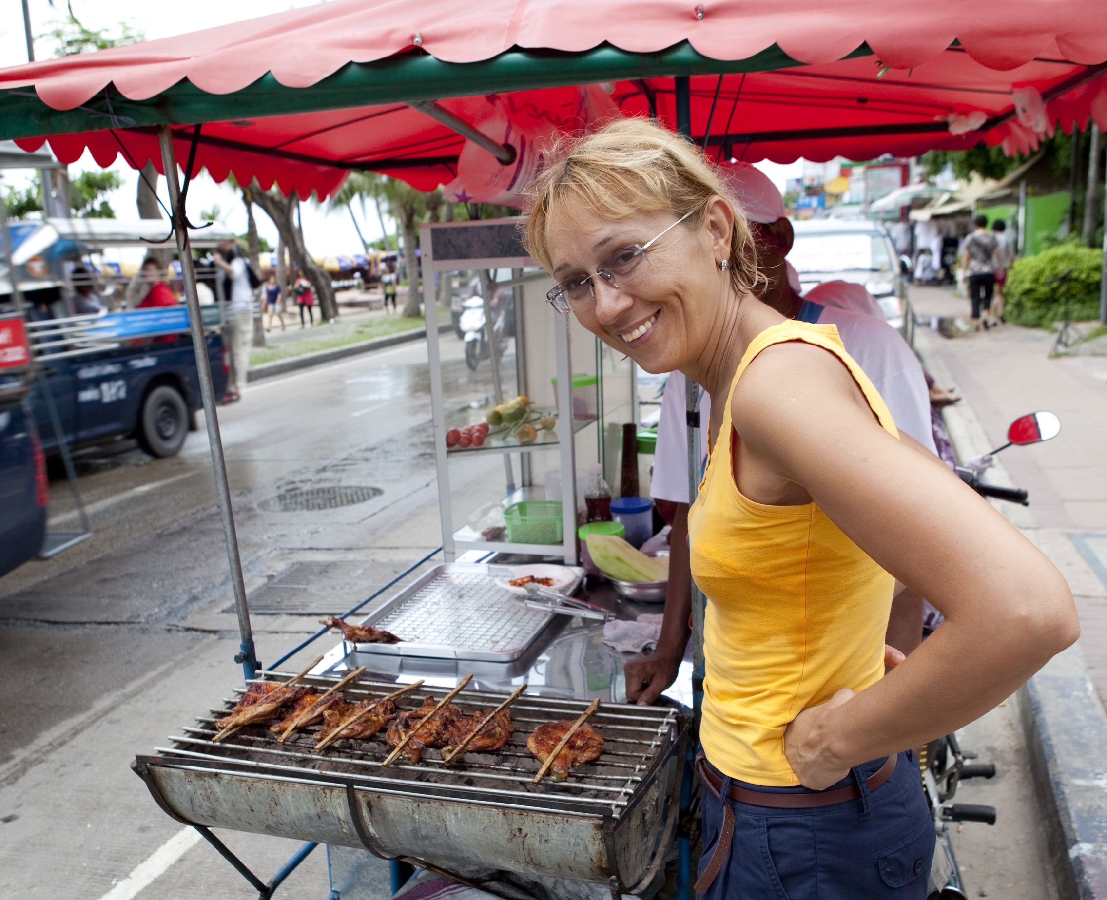 16663898_l-A-woman-buys-traditional-Thai-food-from-street-cooks-