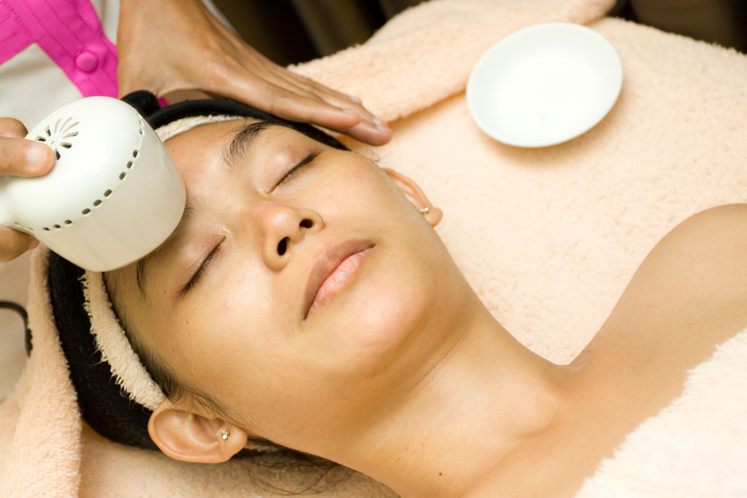 5998086_l-collagen-serum-being-applied-during-facial-treatment-
